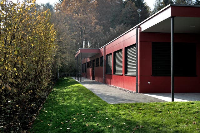 Bei der Schulanlage Hübeli in Emmen ist seit diesem Schuljahr ein Pavillon in Betrieb. Künftig sollen die bestehenden Schulhäuser öfter mit Modulbauten ergänzt werden. (Bild: Nadia Schärli / Neue LZ)