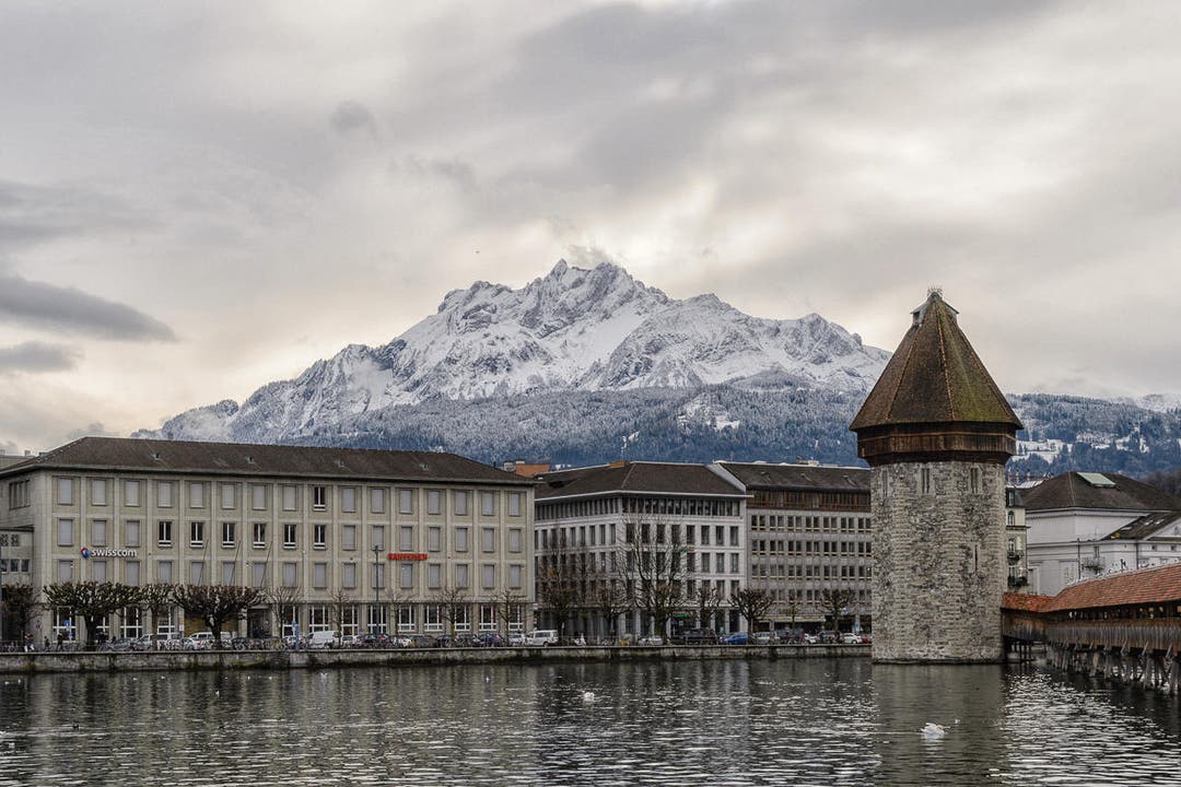 Luzern mit verschneitem Pilatus (Bild: Roland Bucheli)
