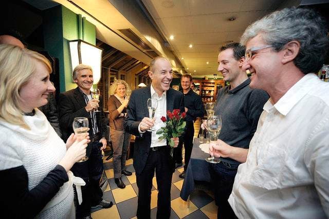 23. Oktober 2011: der frisch gewählte Roland Fischer (Mitte) an der GLP-Wahlfeier im Luzerner Restaurant Rebstock. (Archivbild Pius Amrein)