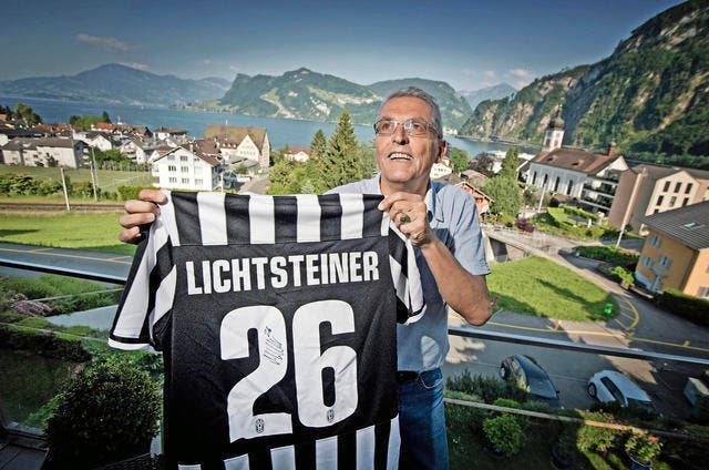 Reto Lichtsteiner daheim in Hergiswil NW mit dem Juventus-Dress seines Sohnes Stephan. (Bild Pius Amrein)