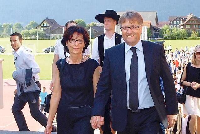 Landratspräsident Josef Niederberger und seine Frau Lydia auf dem Weg zur Wahlfeier in Oberdorf. (Bild: Kurt Liembd)