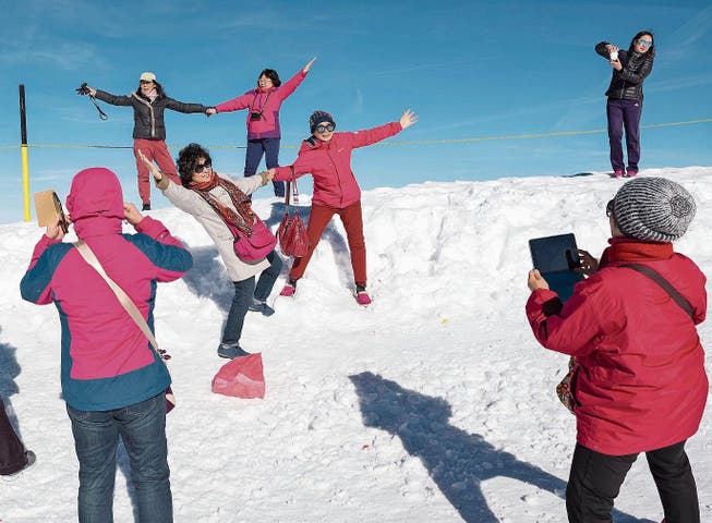 Asiatische Touristen auf dem verschneiten Gipfel des Titlis bei Engelberg. (Bild: Roger Grütter (1. November 2016))