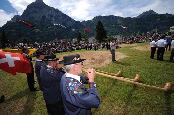 Alphornbläser beim Festakt. (Bild: Urs Hanhart/Neue UZ)