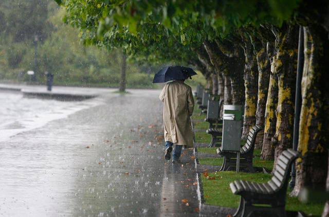 In den nächsten Tagen ist bei Spaziergängen, wie hier am Zugersee, ein Regenschirm empfehlenswert. (Bild: Stefan Kaiser/Neue ZZ)