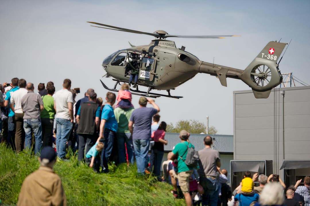 Da die Luzerner Polizei selber über keinen eigenen Helikopter verfügt, wurde dieser von der Luftwaffe angefordert. (Bild: Corinne Glanzmann / Neue LZ)