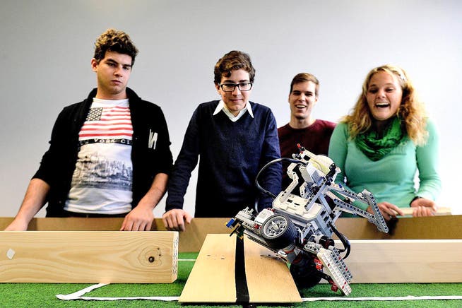 Studenten der Hochschule Luzern trainieren für einen Roboterwettkampf. Im Bild zu sehen ist das Team «The Bricks» mit Manuel Wittmer, Fabio Johner, Daniel Stadelmann und Stefanie Schmidiger. (Bild Nadia Schärli)