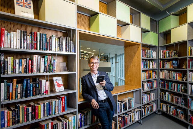 Im Bild ist Bibliotheksleiter Josef Birrer in der Stadtbibliothek Luzern. (Bild: Roger Grütter/ Neue LZ)