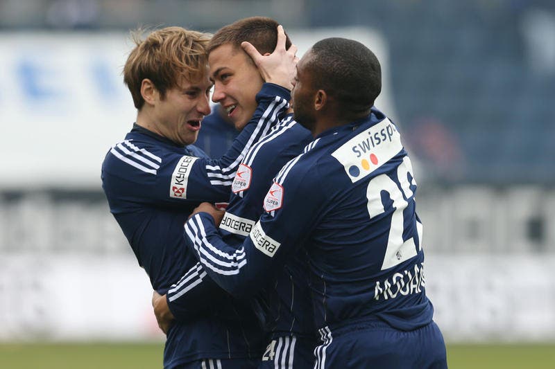 Alain Wiss (Mitte) bejubelt mit Jérôme Thiesson (links) und Mouangue Otele das 1:0. (Bild: Philipp Schmidli / Neue LZ)