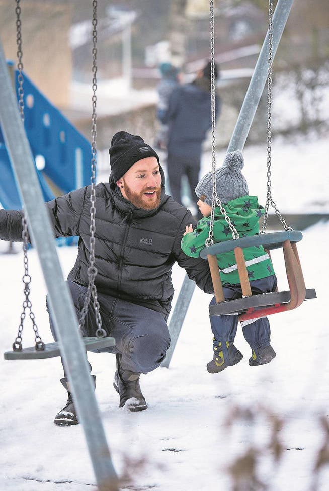 Simon Duss mit seinem Sohn Noah auf dem Arm auf dem Spielplatz am Rotsee. (Bild: Dominik Wunderli (Luzern, 2. März 2018))