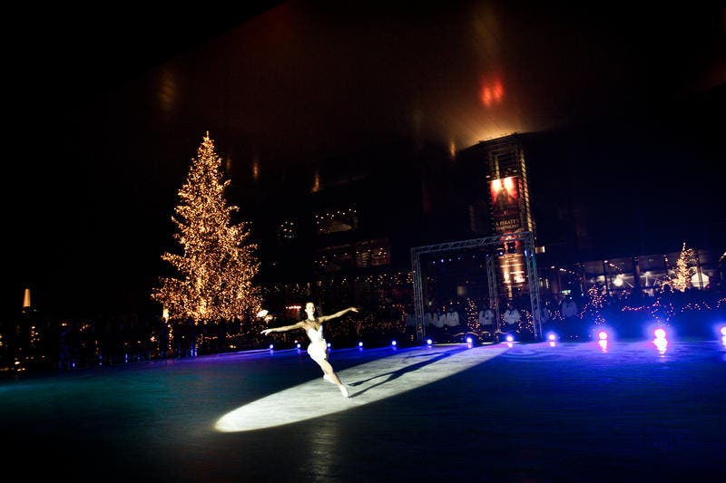28. November: «Live on Ice» - das traditionelle Eisfeld vor dem KKL Luzern wurde eröffnet. (Bild: Manuela Jans / Neue LZ)