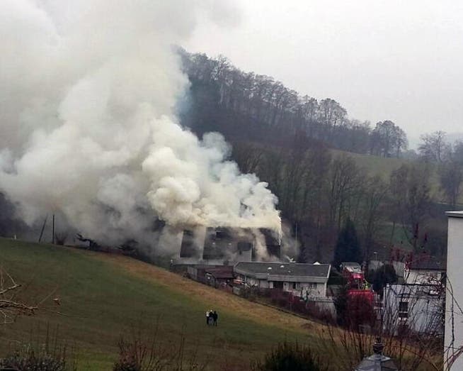 Ein Mehrfamilienhaus in Reiden steht in Brand. (Bild: Leserreporter)