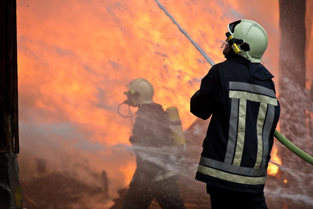 80 Feuerwehrleute standen bis spät in die Nacht im Einsatz. (Bild: Dominik Wunderli / Neue LZ)