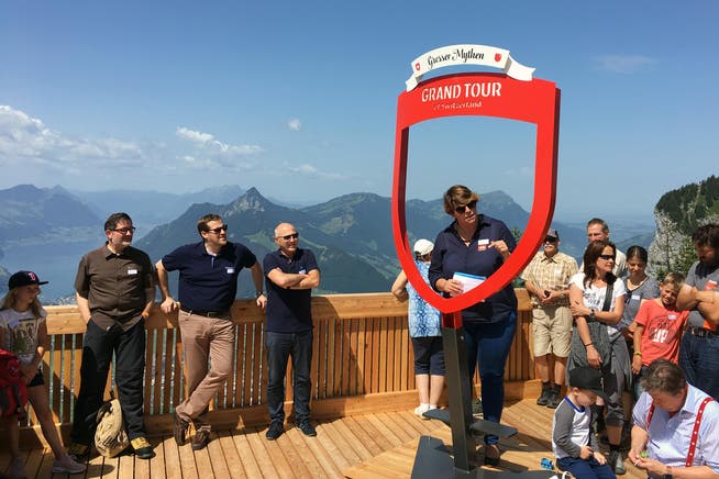 Bei perfekten Bedingungen genossen die 30 geladenen Gäste aus Politik und Wirtschaft das 360 Grad-Panorama auf dem Dach der Bergstation Rotenflue. (Bild: Remo Gwerder)