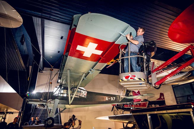 Das weltbekannte Flugzeug, der Fieseler «Storch» mit der Immatrikulation A-97, das seit über 50 Jahren in der Luftfahrthalle des Verkehrshauses der Schweiz hing, ist abgehängt und auf einen Sattelschlepper verladen worden. (Bild: Photopress / Gregor Kaluza)