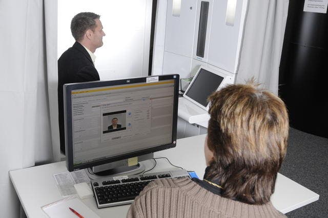 Die stellvertretende Leiterin des Passbüros, Marlen Walker, erfasst zur Anschauung die biometrischen Daten ihres Chefs Laurent Fankhauser. (Bild Dominik Hodel/Neue ZZ)
