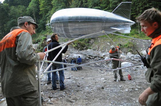 Zivilschützer helfen beim Vorbereiten des Zepellins für den Testflug. (Bild Corinne Glanzmann/Neue OZ)