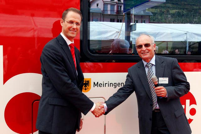 Geschäftsführer Renato Fasciati (links) und Hans Jakob Walther, Gemeindepräsident von Meiringen freuen sich über den neuen Zug, welcher soeben auf den Namen Meiringen getauft wurde. (Bild: pd)