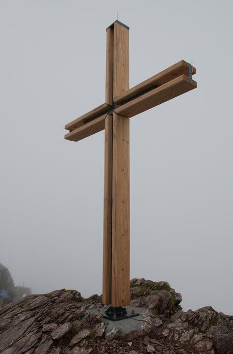 Das neue Gipfelkreuz auf dem Grossen Mythen ist hell, aus gutem beständigem Lärchenholz und es hat einen Metallkern. (Bild: Erhard Gick / Neue SZ)