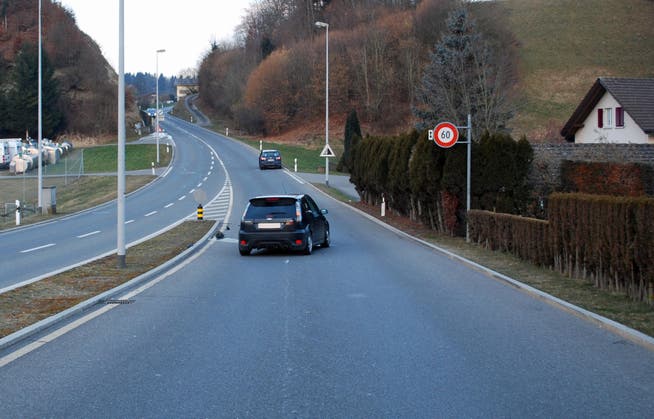 Der Unfallort auf der Pfaffnauerstrasse in Mehlsecken mit den beiden beteiligten Autos. (Bild: Luzerner Polizei)
