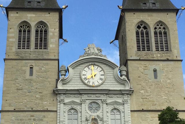 Bereits seit Dienstag bockt das Uhrwerk der Hofkirche (Bild: Raphael Gutzwiller / Neue LZ)