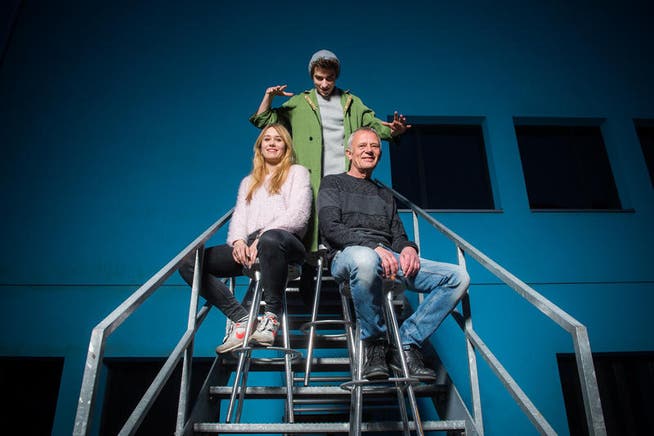 Regisseurin Rona Limacher mit Zauberlehrling Manuel Andergassen (Mitte) und Urs Achermann, Leiter der Luzerner Stachelbeere.