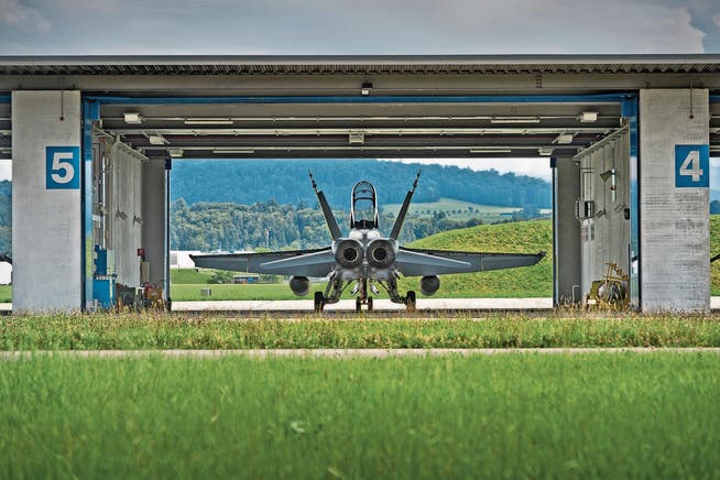 Eine F/A-18 im Hangar auf dem Flugplatz Emmen. Wird der Flugplatz Sion umgenutzt, dürfte der Druck auf mehr Emmer Flüge steigen. (Bild: Pius Amrein (5. August 2014))