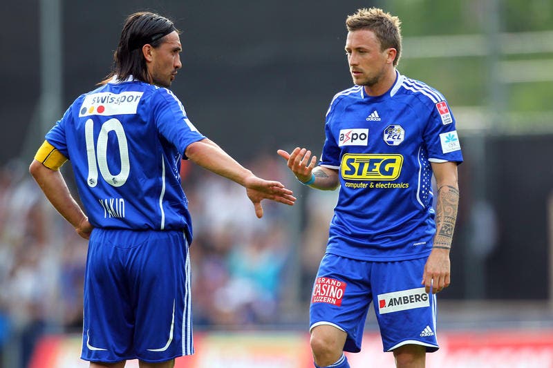 23.4.2011 im Spiel gegen die AC Bellinzona. Hakan Yakin (links) und Daniel Gygax. (Bild: Philipp Schmidli/Neue LZ)