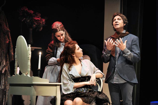 «Molière» auf der Stanser Theaterbühne: Michèle Durrer als Genéviève Béjart, Franziska Stutz als Madeleine Béjart und Roland Simitz in der Titelrolle (von links). (Bild Corinne Glanzmann)