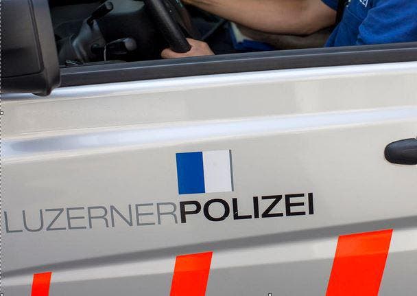 Ein Polizist in einem Fahrzeug der Luzerner Polizei. (Symbolbild) (Bild: Keystone)