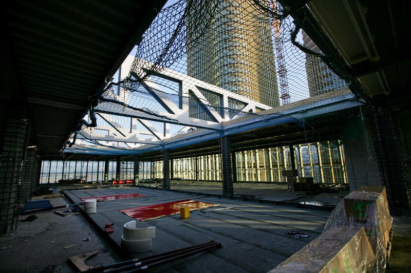 Im obersten Stock des neuen Sportgebäudes, mit Sicht auf die beiden Wohntürme. (Bild: Philipp Schmidli / Neue LZ)