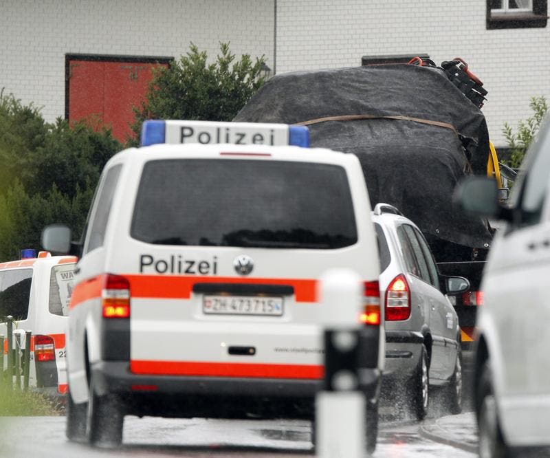 Die Kantonspolizei Schwyz transportiert ein Fahrzeug ab. (Bild: Keystone)