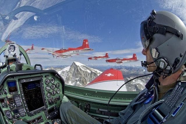 Ein PC-7 Pilot im Formationsflug über den Schweizer Alpen. (Bild: Schweizer Luftwaffe)