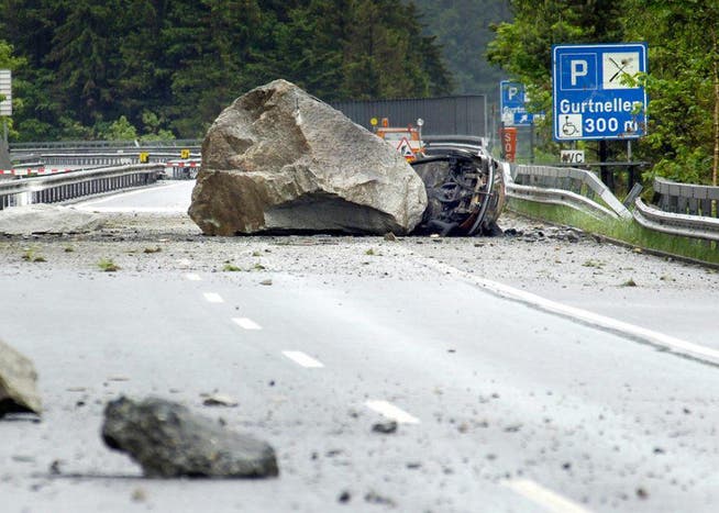 Der Felssturz weckt Erinnerungen an die tödliche Verschüttung der Autobahn 2006. (Bild: NZZ / Christian Beutler)