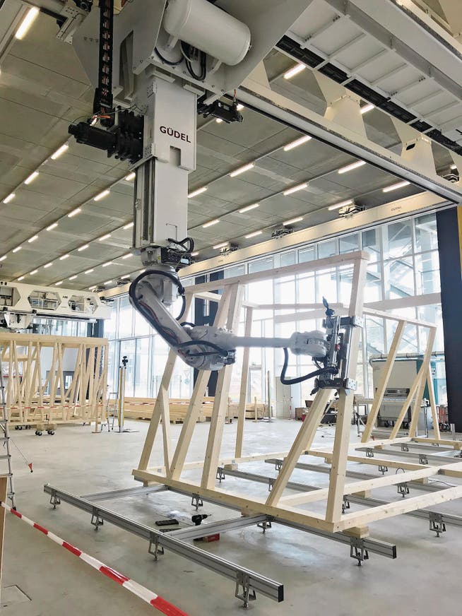 Vier Industrieroboter stellen an der ETH Zürich ein Holzgebäude zusammen. (Bild: Bruno Knellwolf)