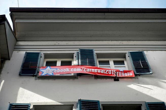«Carneval» 2015 in Russland: Banner an einer Fassade am Luzerner Mühlenplatz. (Bild Pius Amrein)