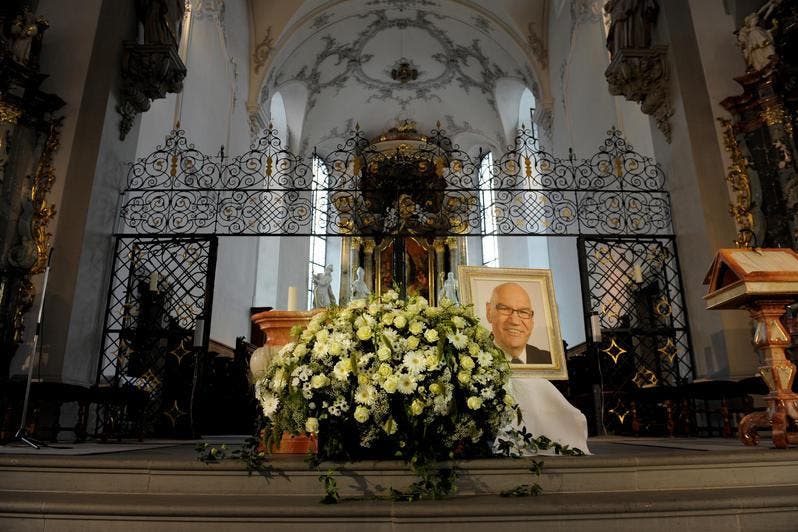 Viele Blumen und ein Bild von Otto Ineichen erinnern an den verstorbenen Politiker. (Bild: Pius Amrein / Neue LZ)