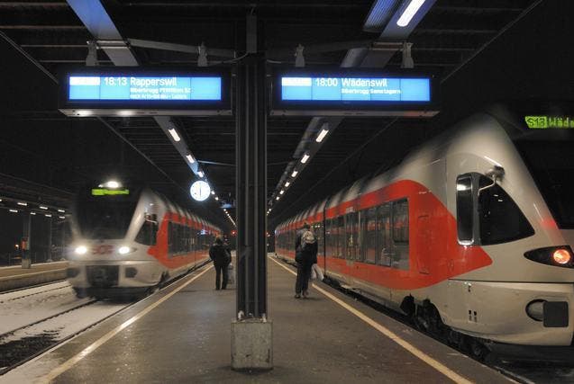 Zwei Kompositionen der Südostbahn SOB im Bahnhof Einsiedeln. (Bild: SOB)