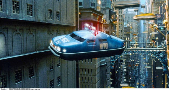 Fliegendes Auto im Film «The Fifth Element» (1997). Trotz solcher Visionen bleiben wir wohl noch lange auf dem Boden. (Bild Cinetext)