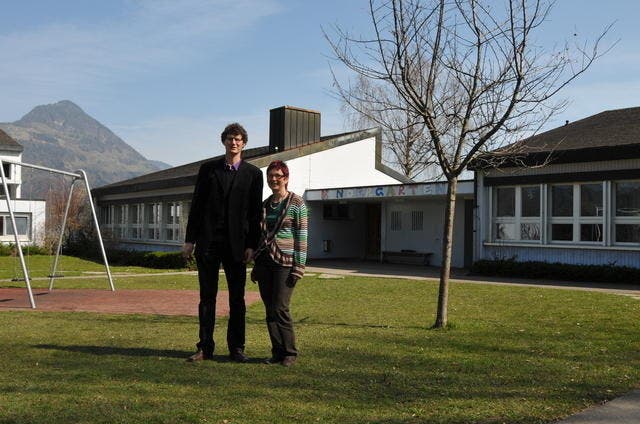 Schulrat Adrian Murer und Elsbeth Amstad, Mitglied der Schulleitung, am Standort des geplanten Schulhauses. (Bild: Matthias Piazza/Neue NZ)