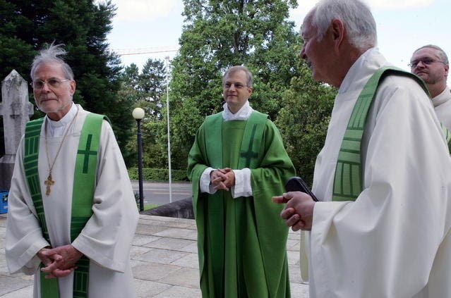 Der neue Pfarrer Mario Hübscher (Mitte) wurde in Zug begrüsst. (Bild Werner Schelbert/Neue ZZ)