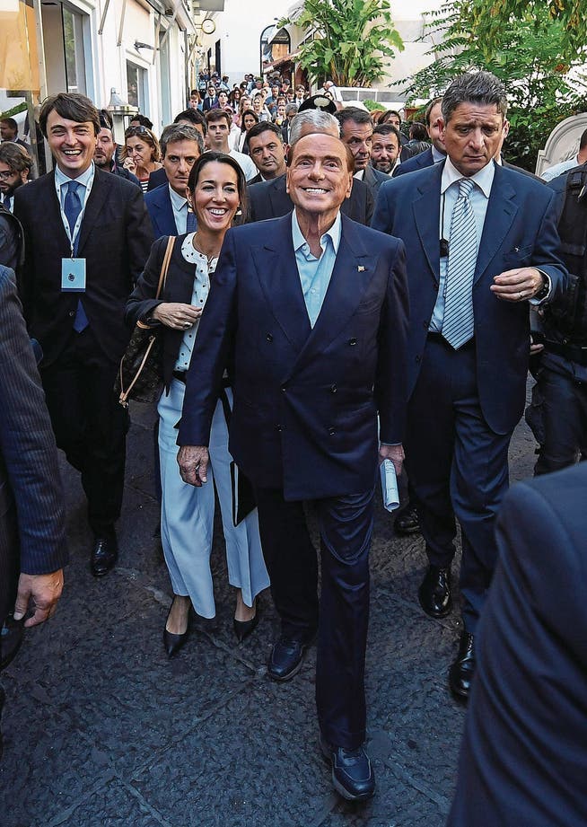 Forza-Italia-Chef Silvio Berlusconi mit Anhängern auf der italienischen Insel Capri. (Bild: Salvatore Laporta (Campania, 20. Oktober 2017))
