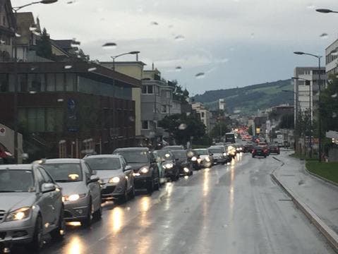 Stau in Ebikon: Wer aus der Stadt Luzern heraus wollte, hatte Glück. Die Autos auf der anderen Strassenseite haben nur gestanden. (Bild: Stefanie Nopper (8.8.2017, Ebikon))