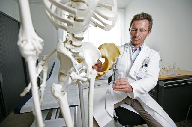 Gibt Garantie auf Operationen: Chefarzt Andreas Remiger mit einem Hüftgelenk. (Bild: Philipp Schmidli / Neue LZ)