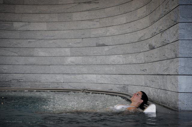 Eine Frau im sprudelnden Wasser des Bades auf Rigi-kaltbad. (Bild: Pius Amrein / Neue LZ)