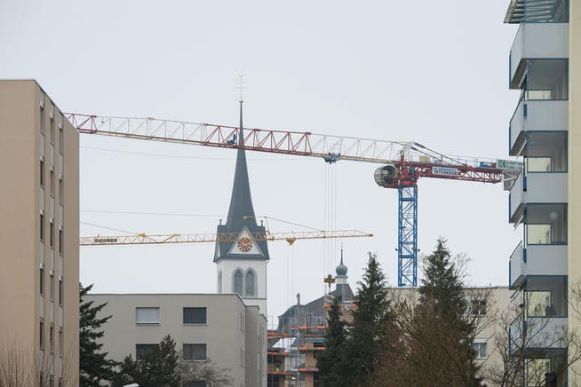 Kirchturm und Baukräne in Hochdorf. Themenbild aus dem Jahr 2015. (Bild: Dominik Wunderli)