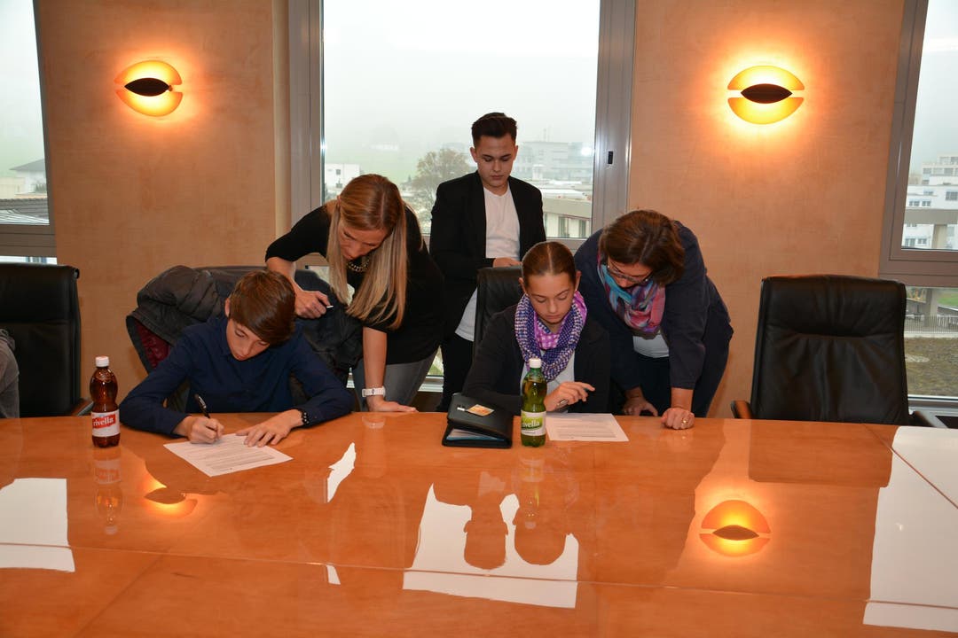 Unterschreiben des Bankkundengeheimnisses in der Nidwaldner Kantonalbank. (Bild: Alexandra Bachmann)