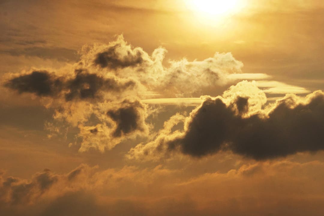 Wenn die Sonne über den Wolken leuchtet - ist der Himmel voller Poesie. (Bild: Georgette Baumgartner-Krieg)