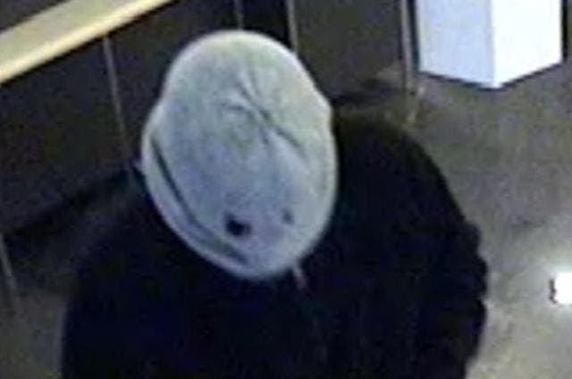 Eine Identifikation dürfte schwierig werden: Bild des Täters von einer Überwachungskamera. (Bild Kapo Obwalden)