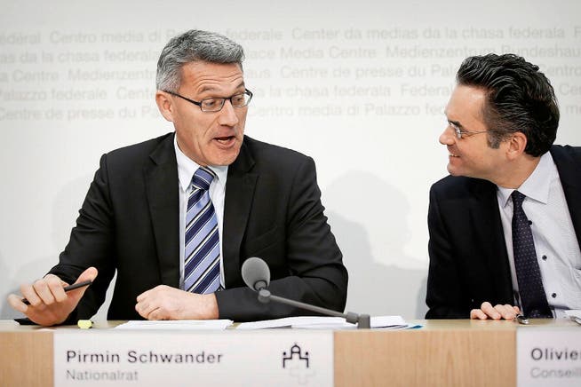 Pirmin Schwander (SVP, Schwyz), Präsident der nationalrätlichen Finanzkommission, und Ratskollege Olivier Feller (FDP) freuten sich gestern vor den Medien über den Sparauftrag an den Bundesrat. (Bild: Keystone/Peter Klaunzer)