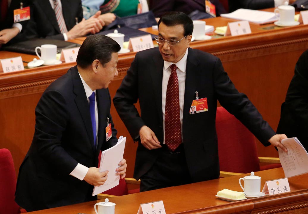 Chinas Präsident Xi Jinping, links,im Gespräch mit Premier Li Keqiang nach der Eröffnungssession. (Bild: Andy Wong)